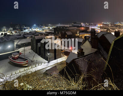 Scena di neve durante la notte, Hastings old town, East Sussex, England, Regno Unito Foto Stock