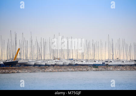 Sunrise sopra marina con barche a vela in fila. Pireo, Grecia Foto Stock