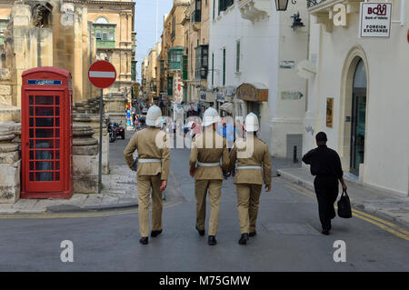 Personale in divisa della batteria a salve a La Valletta, Malta, Europa Foto Stock