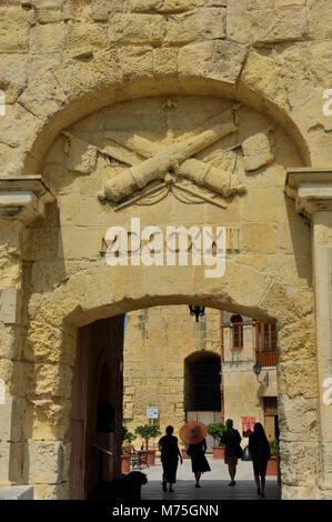 I turisti che visitano la Malta Museo della Guerra, Birgu, Valletta, Malta, Europa Foto Stock