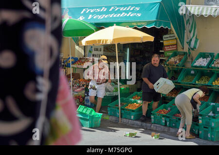 Gli acquirenti di cibo, Rabat / Victoria, Gozo, Malta, Europa Foto Stock