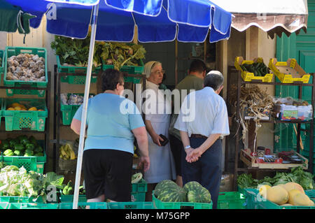 Gli acquirenti di cibo, Rabat / Victoria, Gozo, Malta, Europa Foto Stock