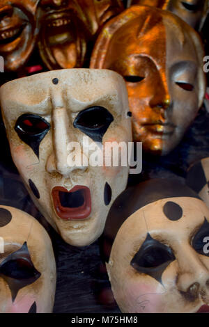 Una collezione di maschere di Carnevale a Venezia, Italia in oro e bianco e nero Foto Stock