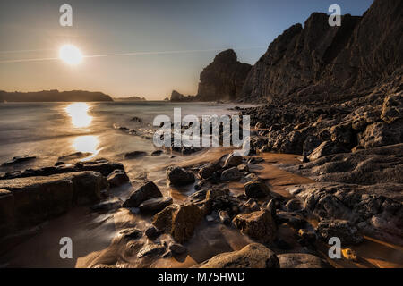 Tramonto nella spiaggia Portio. Liencres. Cantabria. Spagna. Foto Stock