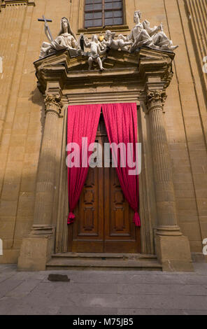 Porta su una strada di città di Firenze, Italia Foto Stock