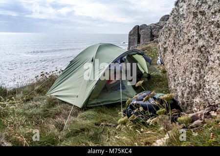 Una tenda si accamparono sulla costa della Cornovaglia dal mare Celtico Foto Stock