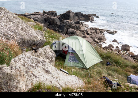 Una tenda si accamparono sulla costa della Cornovaglia dal mare Celtico Foto Stock