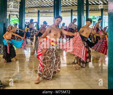 Beksan Putra e tradizionale palazzo maschio performance di danza presso il Kraton Ngayogyakarta Hadiningrat, il palazzo del sultanato di Yogyakarta, Java centrale, Foto Stock