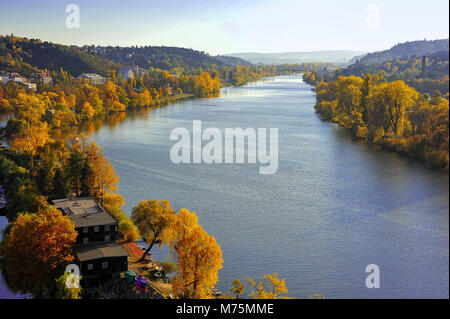 Praga, Repubblica Ceca - Ottobre 2015: tramonto nebuloso, una foresta di oro che si protende nella distanza. Vedute panoramiche del fiume Vitava da Vysehrad Foto Stock