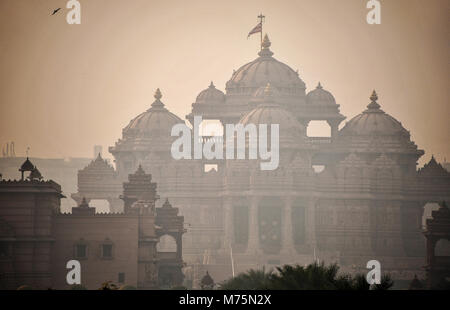 Inquinamento haze oscura il sole a Swaminarayan Akshardham tempio complesso, Delhi, India. Foto Stock