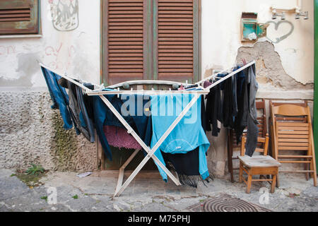 Rack di asciugatura con panni. Nel centro storico di Napoli è consuetudine per diffondere i vestiti per asciugare in aria, nei vicoli Foto Stock