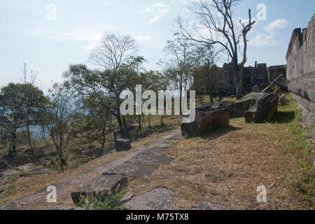 Monti Dangrek Cambogia, vista lungo la sponda orientale del XI secolo Preah Vihear Tempio complesso Foto Stock