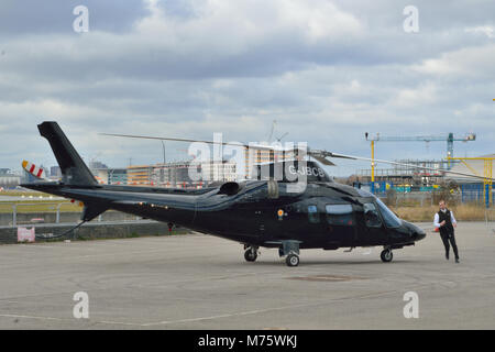 Castello di Augusta aria A109 elicottero sul terreno in un parcheggio adiacente al London City Airport in London Royal Docks Foto Stock