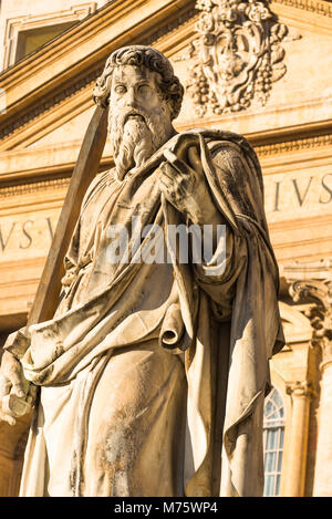 Statua di San Paolo apostolo nella parte anteriore della Basilica di San Pietro, il Vaticano, Roma, lazio, Italy. Foto Stock