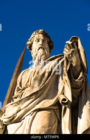 Statua di San Paolo apostolo nella parte anteriore della Basilica di San Pietro, il Vaticano, Roma, lazio, Italy. Foto Stock