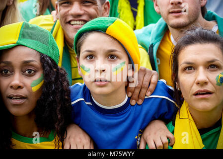 Il calcio brasiliano sostenitori guardando la partita con attenzione Foto Stock