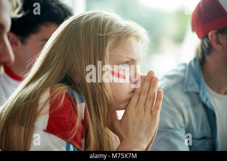 Tifosi inglesi guardare la partita teletrasmessa insieme Foto Stock