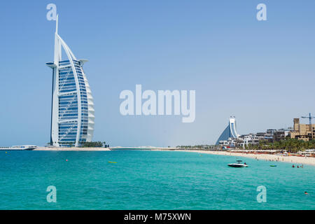 Il Burj Al Arab Jumeirah Beach, Dubai, Emirati Arabi Uniti Foto Stock