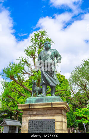 Tokyo, Giappone - 18 Aprile 2017: Statua di Saigo Takamori l'ultimo Samurai in cima alla scalinata in pietra Sannodai in piazza nei pressi dell'ingresso principale per il parco Ueno, successiva stazione di Ueno nel centro di Tokyo. Colpo verticale. Foto Stock