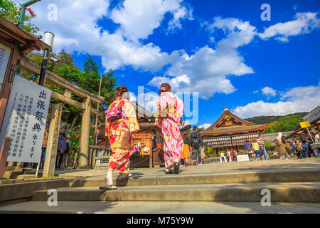 Kyoto, Giappone - 24 Aprile 2017: le donne giapponesi in kimono visita il santuario Yasaka nella stagione primaverile. Gion Santuario è uno dei più famosi santuari in Kyoto tra il quartiere di Gion e Higashiyama District. Foto Stock