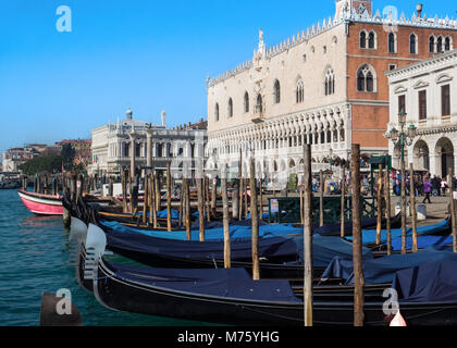 Gondola ormeggiata in Piazza San Marco in attesa per i clienti.venezia, Italia Foto Stock