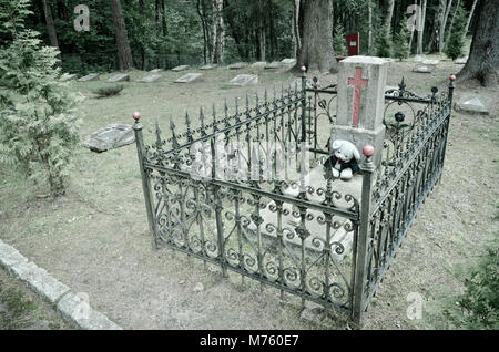 Le lapidi di bambini sul cimitero di guarnigione. Città segreta - Borne Sulinowo (ger: Gross Nato), una città militare (1938) della Wehrmacht scuola di artiglieria. In Foto Stock