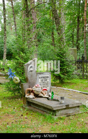 Le lapidi di bambini sul cimitero di guarnigione. Città segreta - Borne Sulinowo (ger: Gross Nato), una città militare (1938) della Wehrmacht scuola di artiglieria. In Foto Stock