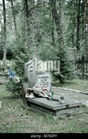 Le lapidi di bambini sul cimitero di guarnigione. Città segreta - Borne Sulinowo (ger: Gross Nato), una città militare (1938) della Wehrmacht scuola di artiglieria. In Foto Stock