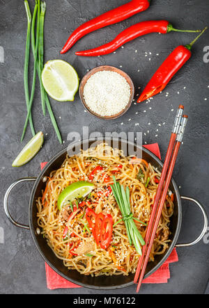 Amido di riso e patate) tagliatelle con manzo e verdure - peperoni, carote, zucchine, sesamo, calce, peperoncino e cipolla verde e salsa di soia. Un deliciou Foto Stock