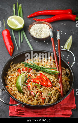 Amido di riso e patate) tagliatelle con manzo e verdure - peperoni, carote, zucchine, sesamo, calce, peperoncino e cipolla verde e salsa di soia. Un deliciou Foto Stock