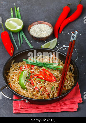 Amido di riso e patate) tagliatelle con manzo e verdure - peperoni, carote, zucchine, sesamo, calce, peperoncino e cipolla verde e salsa di soia. Un deliciou Foto Stock