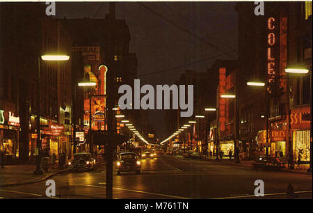 K.54-Euclid Avenue di notte guardando ad Est, il cuore delle attività economiche in Cleveland, Ohio (BNI 5008) Foto Stock