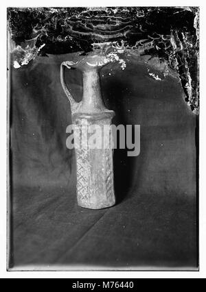 Una fotografia che mostra il vetro antico, probabilmente un pezzo progettato in modo complesso, che enfatizza la sua età, la sua maestria artigianale e il suo valore decorativo. Foto Stock