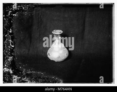 Questa immagine mostra un pezzo di vetro antico romano, che riflette l'arte e l'artigianato degli antichi vetrai romani. Foto Stock