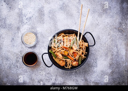 Friggere gli spaghetti con pollo, tofu e verdure. Foto Stock