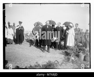 Gli uomini e le donne, comprese eventualmente Winston Churchill e Herbert Samuel, in un cimitero militare con il clero cristiano LOC matpc.11629 Foto Stock