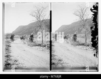 Uomini a cavallo nei pressi di città ai piedi dei monti matpc LOC.10560 Foto Stock