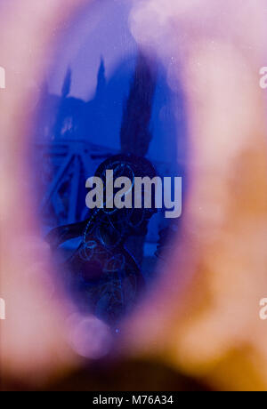 Coppia felice baciando e abbracciando visualizzati da una grande e colorata occhio di vetro. Enzo Pazzagli Art e un parco di sculture. Firenze sud sul fiume Arno. Flore Foto Stock