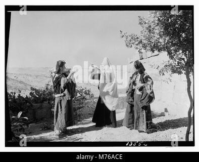 Una scena dalla storia di Ruth, raffigurante donne di Betlemme che ballano, con il momento specifico di Naomi al matrimonio. Questa immagine è legata alla narrazione biblica e alle rappresentazioni culturali del tempo. Foto Stock