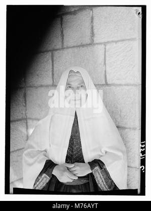Una fotografia degli impiegati del signor Clark, insieme alla signora e al signor Shelley, scattata il 2 novembre 1947. Questa immagine cattura un momento nel tempo per questi individui, probabilmente segnando un evento importante o riunendosi nella loro vita. Foto Stock