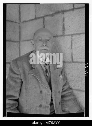 Questa immagine raffigura i dipendenti del signor Clark insieme alla signora e al signor Shelley, datata 11 novembre 1947. La foto cattura un momento di interazione, possibilmente in un ambiente lavorativo o sociale, offrendo uno sguardo alla vita e alle relazioni della metà del XX secolo. Foto Stock