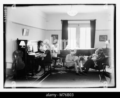 Il sig. Detcherd's house, ecc, Tripoli. Gruppi di famiglia intorno al pianoforte matpc LOC.11546 Foto Stock