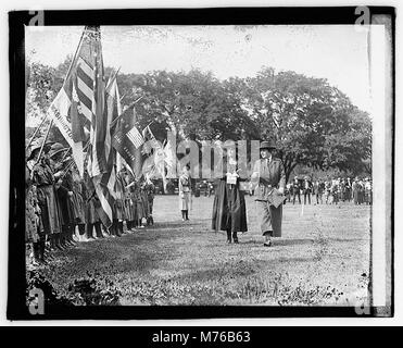 Questa fotografia cattura la signora Coolidge in una recensione Girl Scout il 30 aprile 1921, mostrando il suo sostegno all'organizzazione e il suo impatto sui giovani americani durante l'inizio del XX secolo. Foto Stock