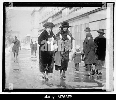 Un ritratto della signora John Shields e della signora Underwood del 23 febbraio 1921. L'immagine presenta le due donne in un contesto sociale storico. Foto Stock