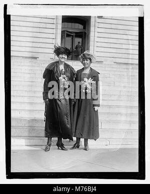 Questa fotografia mostra la signora Marshall e la signora Coolidge, catturate in un momento storico. Le loro identità sono significative nel contesto della storia americana dei primi anni del XX secolo. Foto Stock