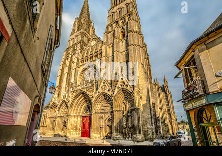 L'imponente facciata della Madonna della cattedrale di Bayeux nella città di Bayeux in Francia nella regione della Normandia in un nuvoloso giorno di inizio autunno Foto Stock