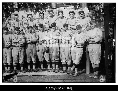 New York Giants. La fila superiore (da sinistra a destra)- (parzialmente oscurata) Arte Fletcher, George Burns, arte Wilson, Rosso Ames, arte Devlin, Christy Mathewson, ganci Wiltse, Grover Hartley. Riga inferiore- LCCN2014690901 Foto Stock