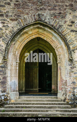 Pietra gotico ingresso con gradini che conducono ad un'antica porta. Foto Stock