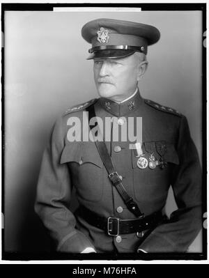 Un ritratto del generale John J. Pershing, un importante leader militare americano durante la prima guerra mondiale. L'immagine cattura la sua distintiva espressione e uniforme, simboleggiando la sua leadership durante la guerra. Foto Stock
