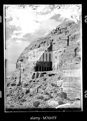 Petra, l'antica città nel sud della Giordania, è famosa per la sua architettura scavata nella roccia e il sistema di condotti per l'acqua. Un tempo fiorente centro commerciale, Petra è conosciuta per i suoi splendidi siti archeologici, tra cui il Tesoro e il monastero, che sono scolpiti direttamente nelle scogliere di arenaria rossa. Foto Stock